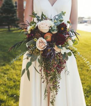 Alstublieft Vijftig blozen Bruidswerk: Winters bruidsboeket in druppelvorm in rijke tinten